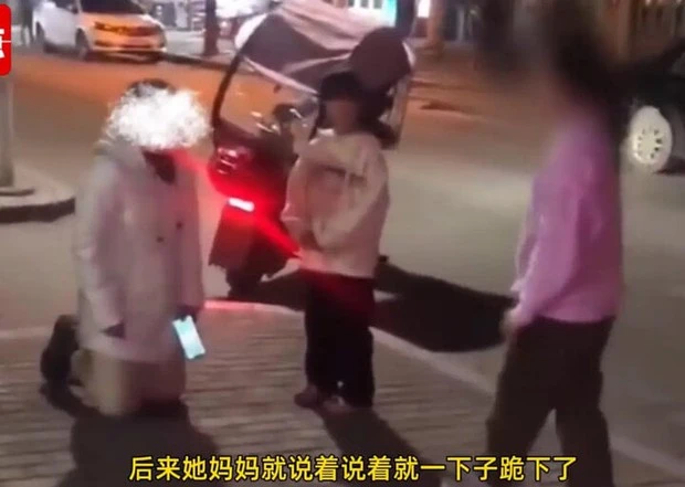 Mẹ quỳ gối van xin con gái đi học thêm để cải thiện điểm số