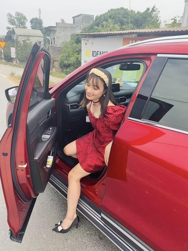 Hotgirl bóng đá Hoàng Thị Loan được bạn trai tin đồn lái xe tiền tỉ đến đón sau khi ĐT nữ Việt Nam về nước