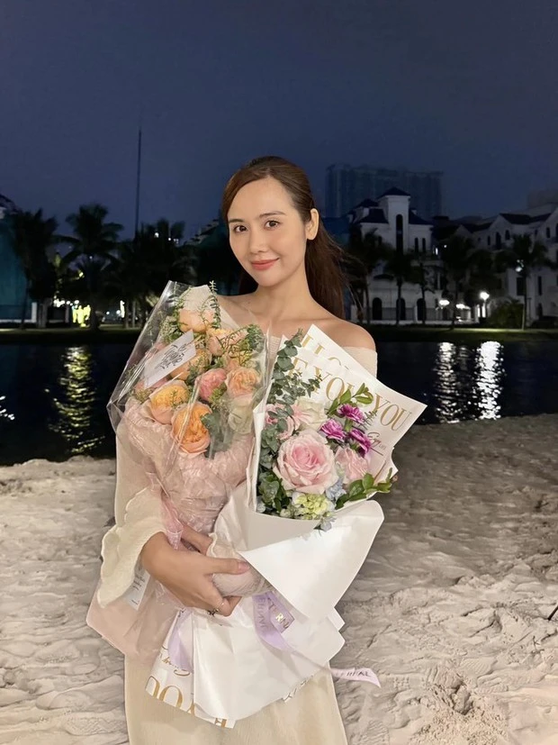 Huyền Lizzie lộ nhẫn cầu hôn của Mạnh Trường ở kết phim Chúng ta của 8 năm sau?