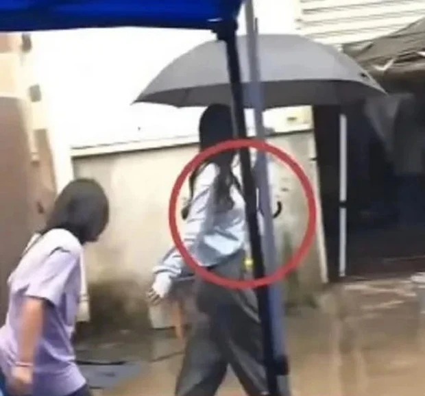 Dương Mịch vướng tranh cãi gay gắt khi lộ clip che ô 1 mình, bỏ mặc nhân viên đầu trần đội mưa