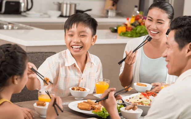 Con trai làm đổ nước ra bàn, bố mẹ không mắng mỏ mà làm điều này: Tương lai con không thành công mới lạ!
