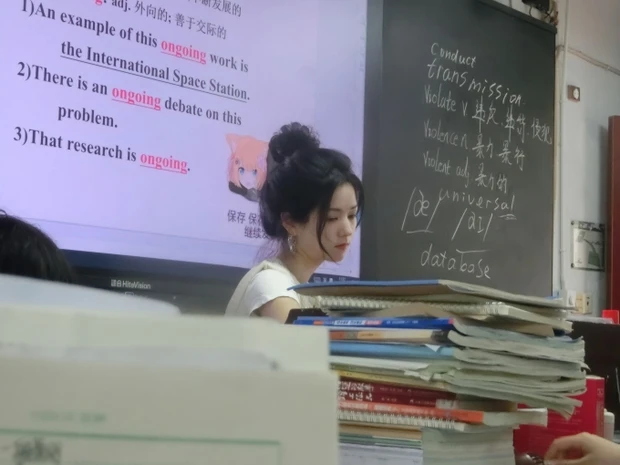 Cô giáo gây sốt cả cõi mạng với nhan sắc tựa 