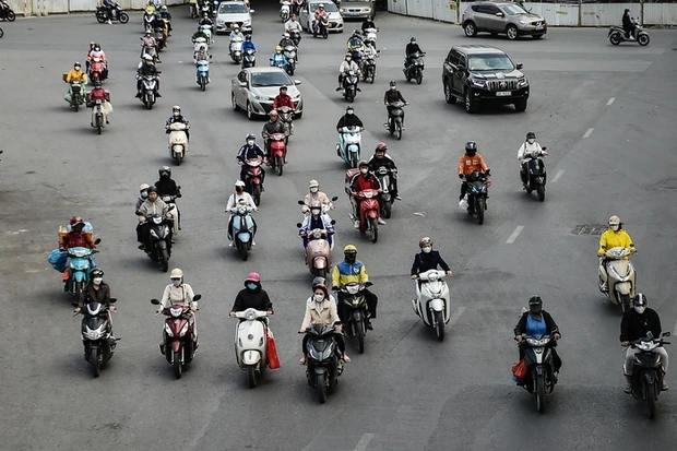 Không khí lạnh tràn về, người dân Hà Nội mặc áo ấm, che mặt kín mít khi ra đường