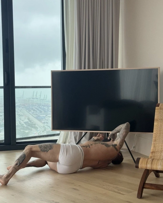 Hơn 1 triệu người “thả tim” khoảnh khắc David Beckham mặc nội y sửa tivi cho vợ