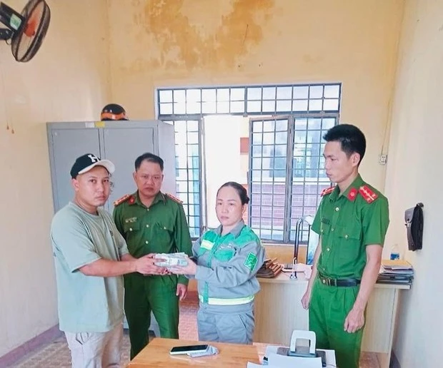 Nữ lao công nhặt được gần 100 triệu đồng trả lại người đánh mất