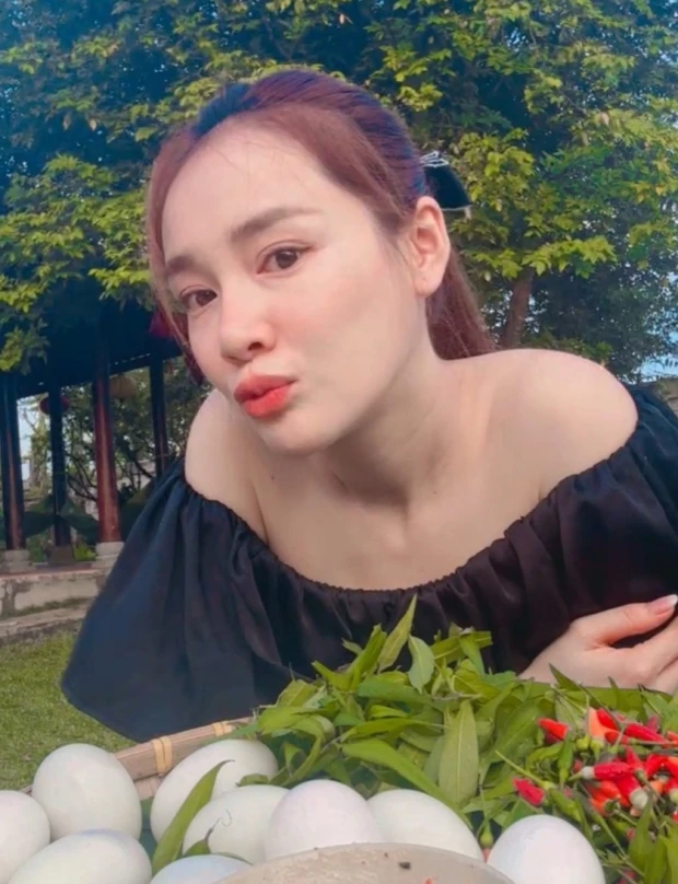 Nhã Phương khoe nhan sắc qua 