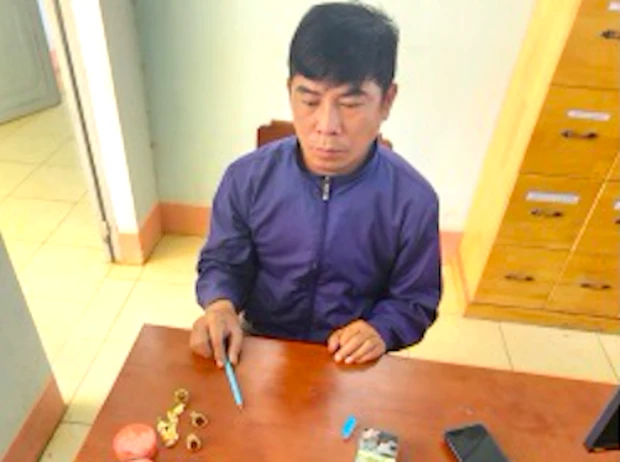 Lên facebook đặt mua tiền giả rồi mang ra chợ tiêu xài