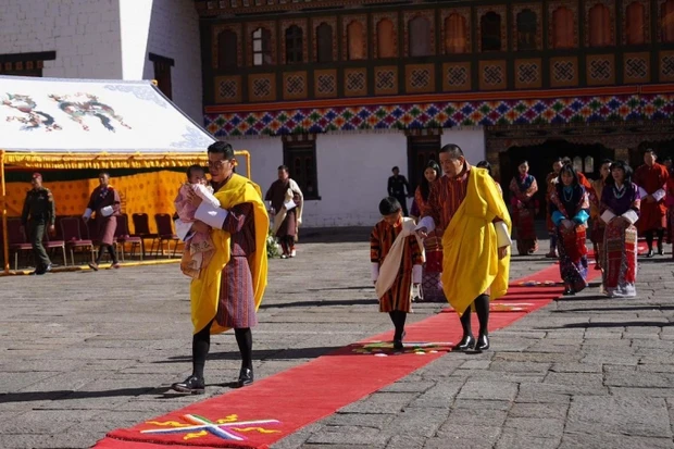 Diện mạo tiểu công chúa Bhutan chính thức được hé lộ sau 3 tháng, lập tức khiến dân mạng 
