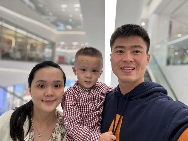 Vợ Duy Mạnh để lộ nhan sắc nhợt nhạt khi đi chơi cùng chồng con
