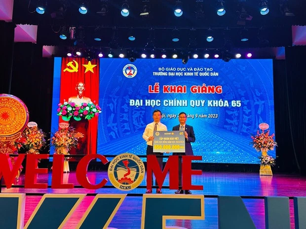 Tự hào cả thập niên nâng bước ước mơ, chắp cánh cho hiền tài với Quỹ học bổng Thắp sáng tương lai