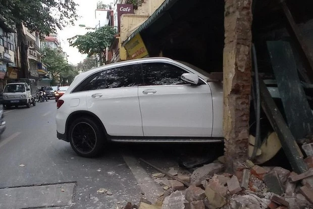 Hà Nội: Tài xế xe Mercedes mất lái lao vào nhà dân trên phố cổ lúc rạng sáng