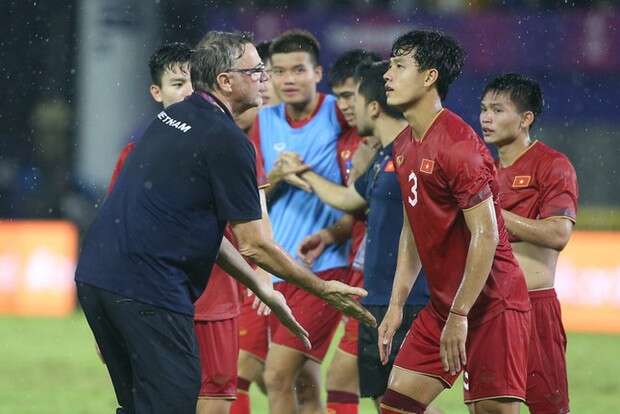 HLV Philippe Troussier và triết lý 'bàn tay sắt'