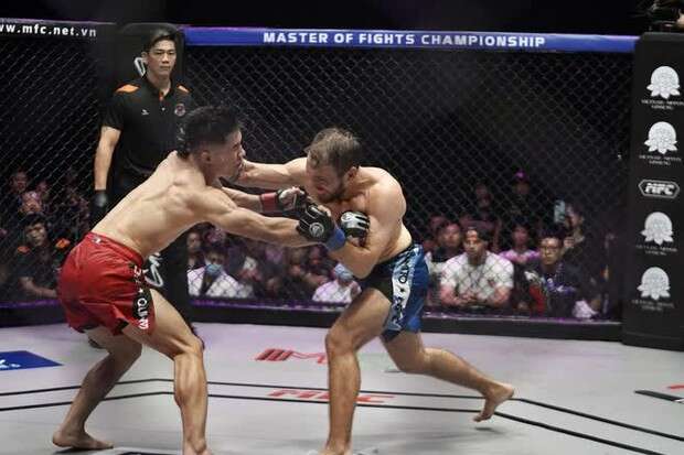 Phạm Văn Nam tung đòn siết cổ hạ gục nhà vô địch người Nga tại “Master Of Fights Championship”