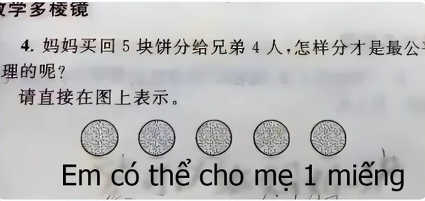 Cậu bé cấp 1 làm bài kiểm tra sai bét nhưng nhìn tờ đề, mẹ đang định mắng đã cười toe toét khen: Con tôi hiếu thảo quá!