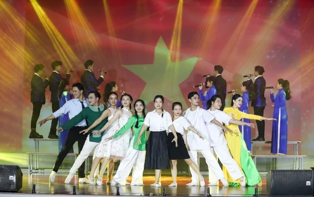 Sinh viên giờ tài năng thật, đi thi hát mà mọi thứ hoành tráng như chương trình biểu diễn nghệ thuật!