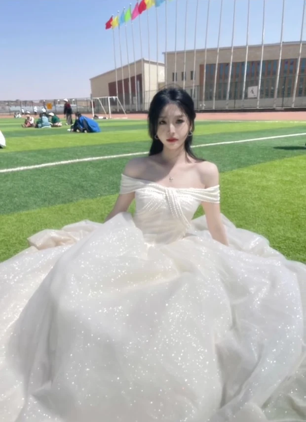 Nữ sinh cầm bảng hội thao lên hot search vì bóng lưng quá đẹp, tưởng đâu công chúa chạy trốn chứ!