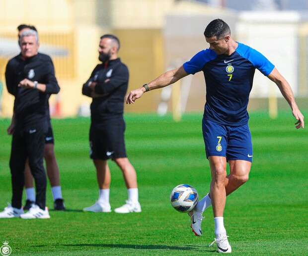 Video: Ronaldo đến sân tập đầu tiên, duy trì sự chăm chỉ đáng kinh ngạc ở tuổi 38