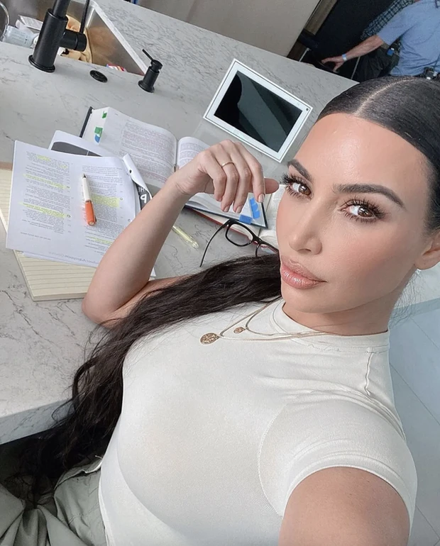 Kim Kardashian tạm gác ước mơ làm luật sư