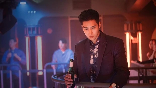 Đây đích thị là màn giả gái xấu nhất phim Hàn, mặc đầm sexy khoe visual khiến ai nấy hú hồn
