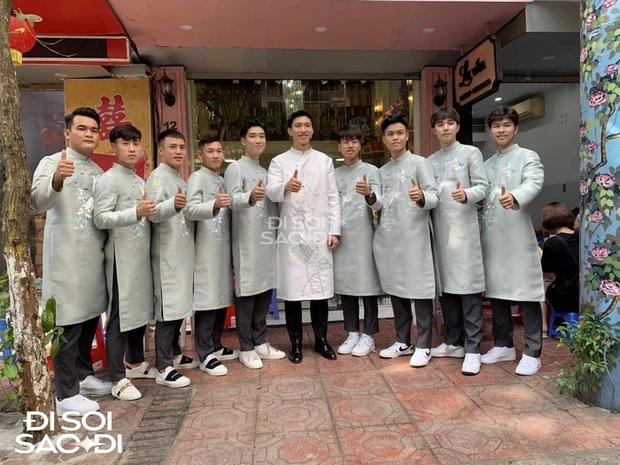 Dàn hotboy bê tráp tươi rói cùng chú rể Đoàn Văn Hậu trước thềm đám hỏi