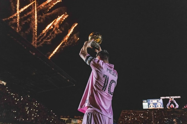 Messi tươi rói trong buổi lễ vinh danh đặc biệt, biểu cảm của cậu quý tử gây chú ý