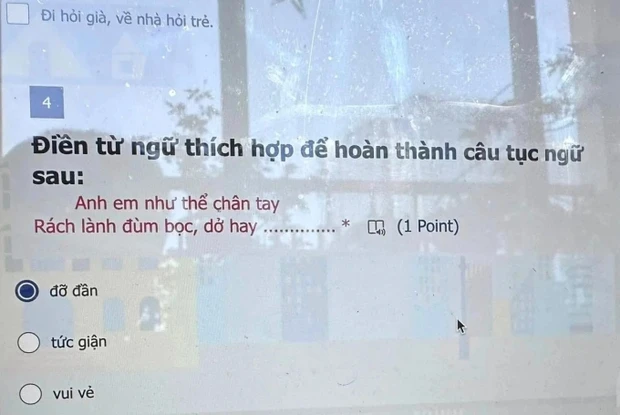 Đang làm bài tập điền nốt câu tục ngữ, bé gái lớp 2 bỗng hỏi 1 câu khiến bố 