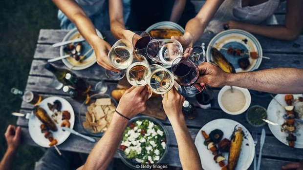 Đi ăn cùng sếp, cuối bữa kẻ ngốc mới tranh trả tiền, người EQ cao làm điều này gây ấn tượng đặc biệt