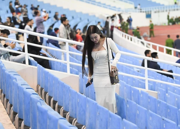Bạn gái Văn Lâm đến sân cổ vũ cho tuyển Việt Nam, gây chú ý bởi nhan sắc xinh đẹp