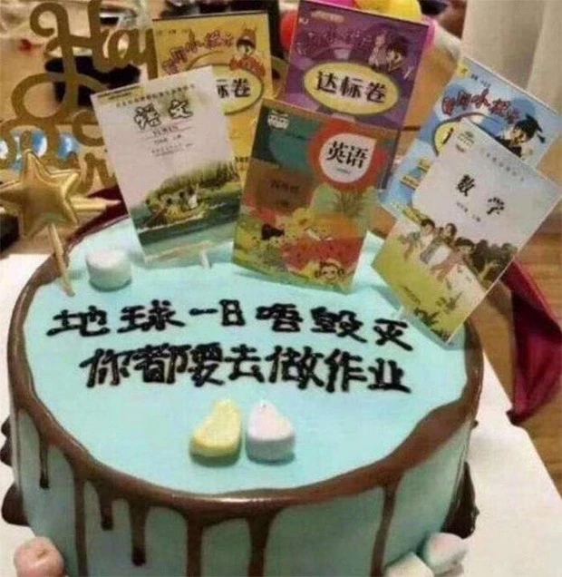 Nhận bánh sinh nhật kèm dòng chữ nhắc nhở làm bài tập về nhà, cậu bé khóc nức nở
