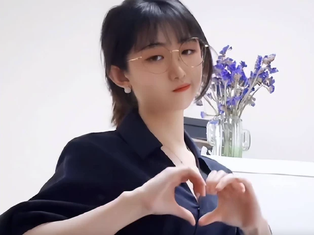 Cô gái gây bão vì gương mặt khó ở và cú lườm 