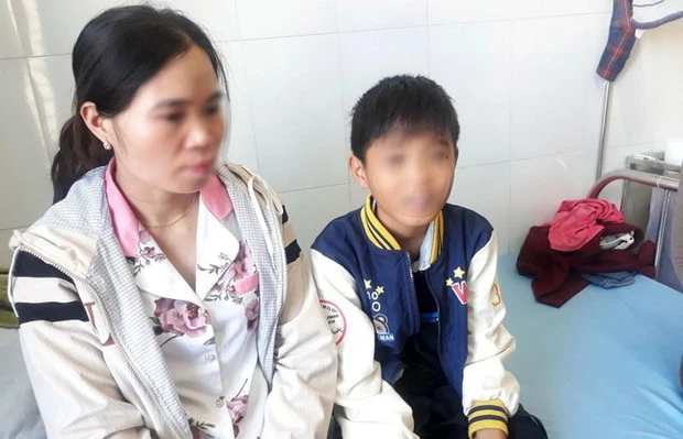 Nam sinh lớp 6 bị bạn cùng lớp đánh bầm tím cơ thể