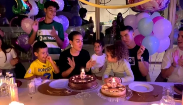 Ronaldo tổ chức sinh nhật đáng nhớ cho con gái: Tràn ngập bánh và bóng bay, vung tiền làm sàn trượt băng tại gia