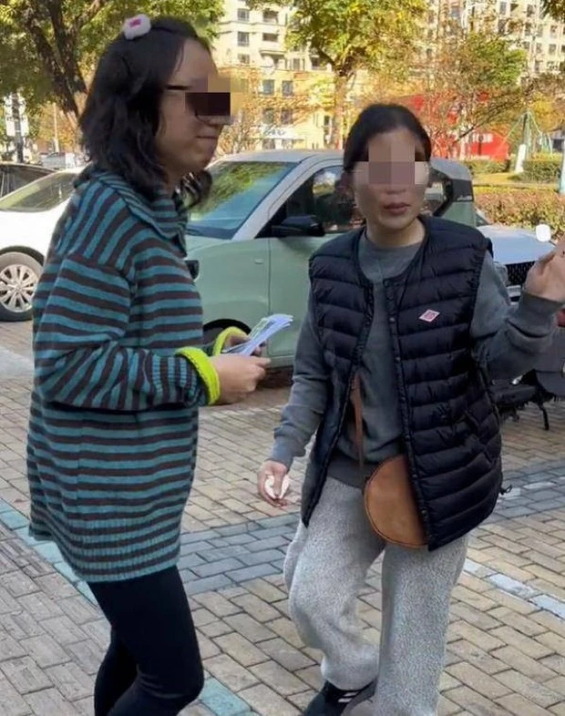 Bị cho đi từ nhỏ, cô gái tìm lại người thân sau 30 năm nhưng không được thừa nhận, cái bắt tay với bố ruột khiến dân mạng xót xa