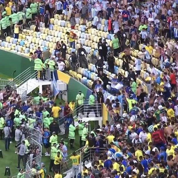 CĐV Argentina và Brazil ẩu đả trên khán đài, Messi bất lực gọi đồng đội vào đường hầm vì trận đấu tạm hoãn