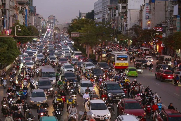 Hà Nội: CSGT căng mình phân luồng, điều tiết giao thông giờ cao điểm