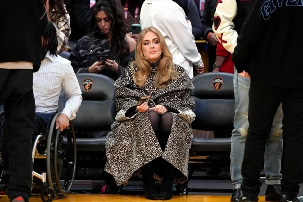 Adele lần đầu giải thích về meme môi tều mặt căng từng gây bão toàn cõi mạng, làm rõ luôn nghi vấn bơm môi sau 2 năm