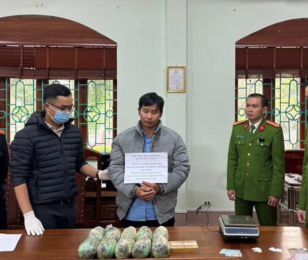 Bắt nam cán bộ xách 1 bánh heroin, 10 kg thuốc phiện