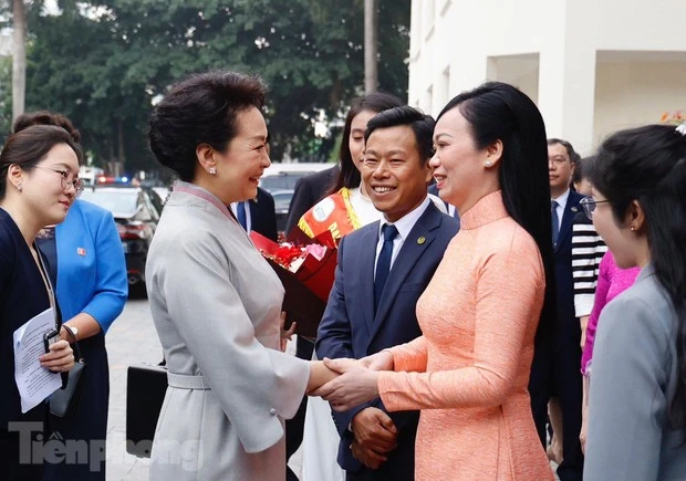 Phu nhân Chủ tịch nước Võ Văn Thưởng và Phu nhân Tổng Bí thư, Chủ tịch nước Trung Quốc gặp gỡ sinh viên