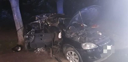 Dramatyczny wypadek w Łodzi. Strażacy ratowali 19-latka z wraku