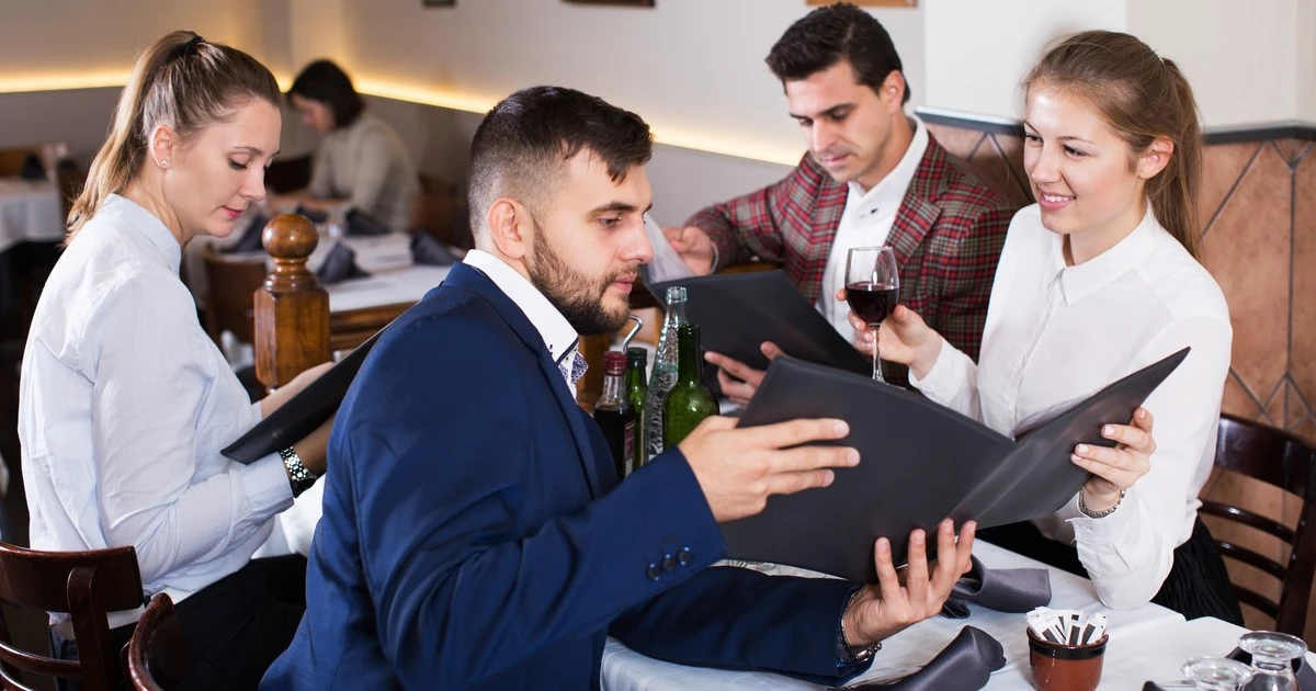 Dostał wysoki rachunek w restauracji i chciał oskarżyć ją o nieuczciwe praktyki. Co na to prawo?