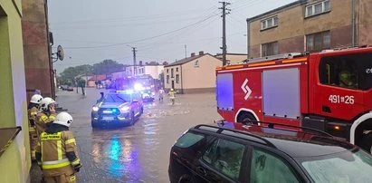 Ulice jak rwące rzeki, zalane piwnice i auta uwięzione w wodzie. Oberwanie chmury nad Polską