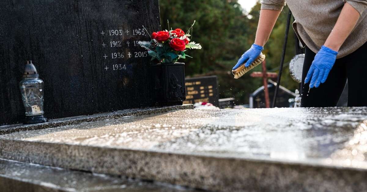 Jak odnowić litery na nagrobku? Nie zawsze potrzebujesz fachowca