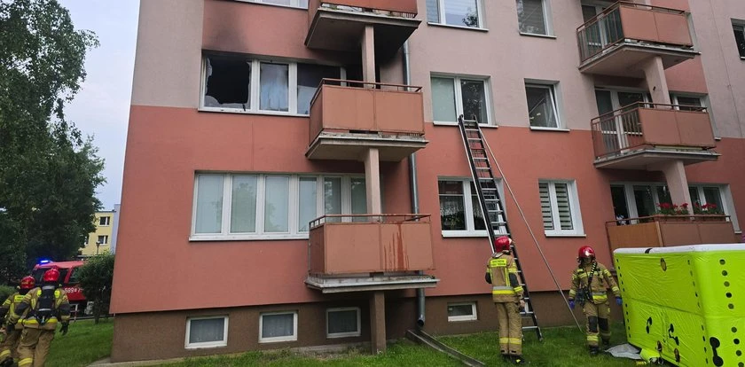 Pożar bloku w Piastowie. Ojciec wbiegł do środka, by ratować swoje dzieci