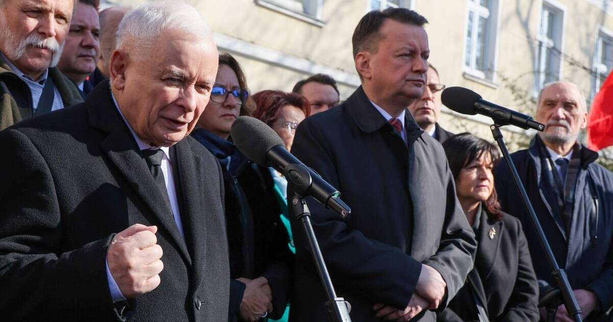 Spektakl PiS przed prokuraturą. 