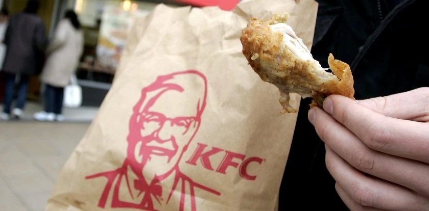 Skandal w KFC. Ujawniono, co pracownicy robili z kurczakami