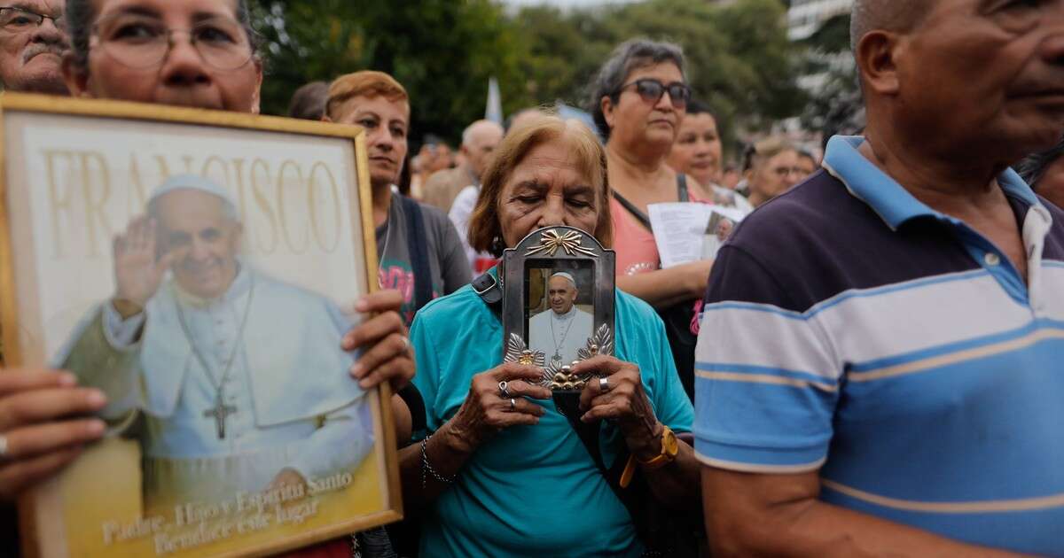 Wierni modlą się za zdrowie papieża w Buenos Aires. 