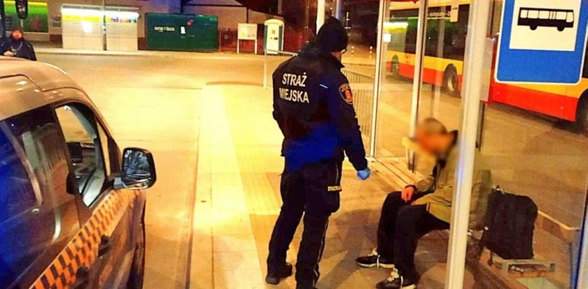 Leżał na podłodze autobusu. Myśleli, że jest pijany. 