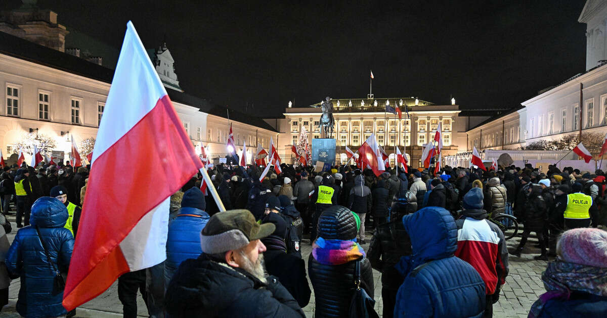 Tak wyglądają demonstracje solidarności z Maciejem Wąsikiem i Mariuszem Kamińskim w Warszawie [ZDJĘCIA]