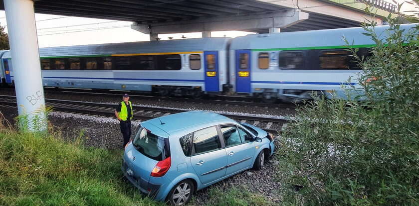 Auto wjechało na tory. Policjantom wystarczył rzut oka, by wszystko stało się jasne