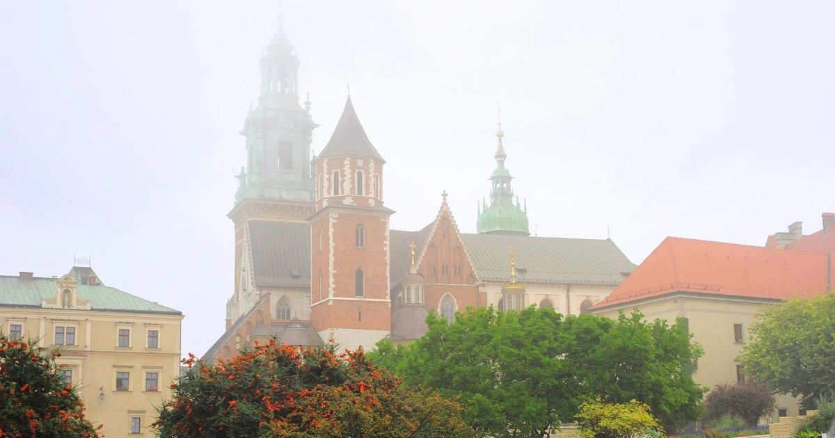 Jesienna aura w pełni. W poniedziałek IMGW ostrzega przed gęstą mgłą, zachmurzeniem i opadami